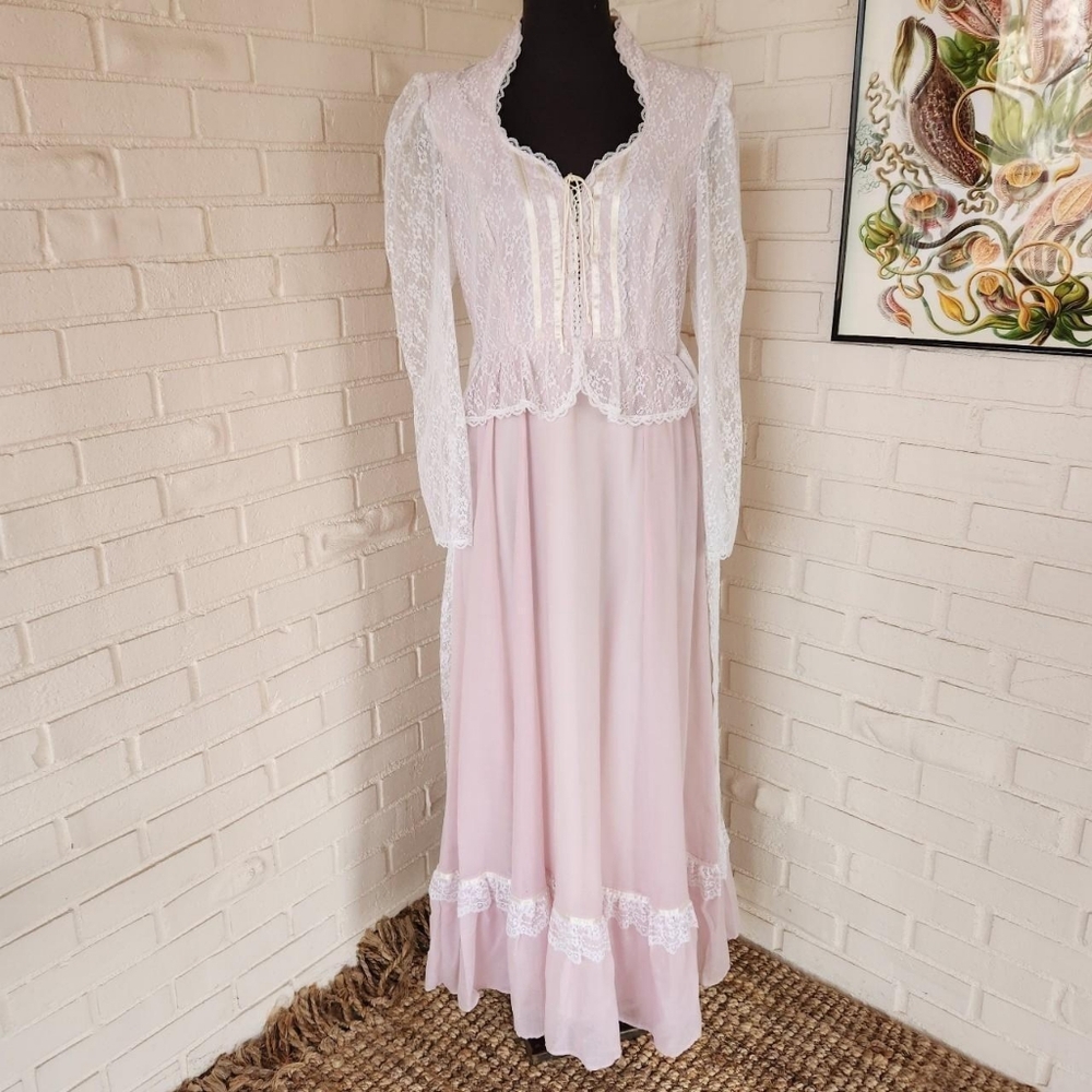 Vtg 70s Gunne Sax corset boho princess dress. Lilac purple/pink with white lace.